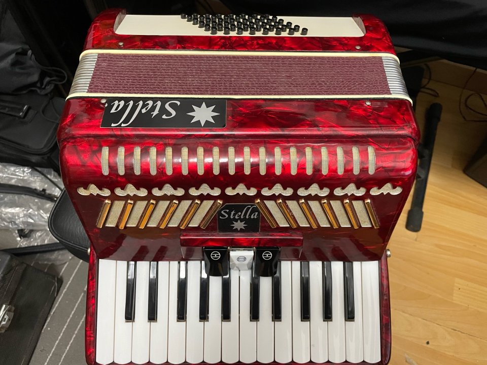 Acordeón Stella 48 bajos de segunda mano · Foto 1 de 7 · Cádiz · 260 €