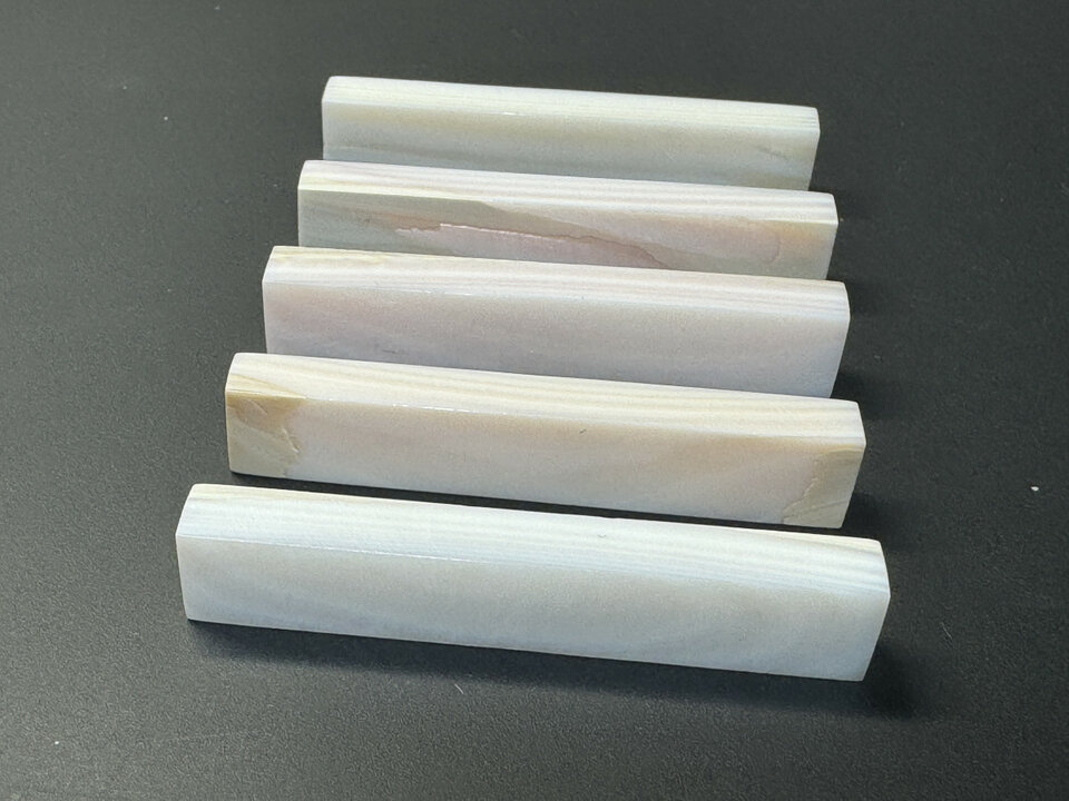 Hueso y Cuerno en bruto para talla de cejuelas y silletas