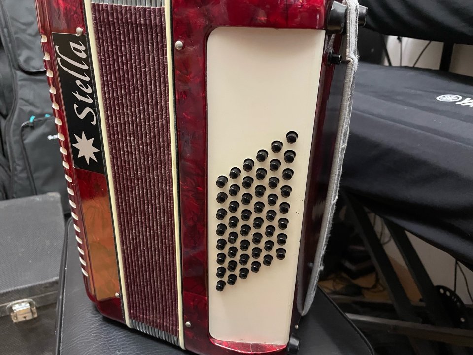 Acordeón Stella 48 bajos de segunda mano · Foto 2 de 7 · Cádiz · 260 €