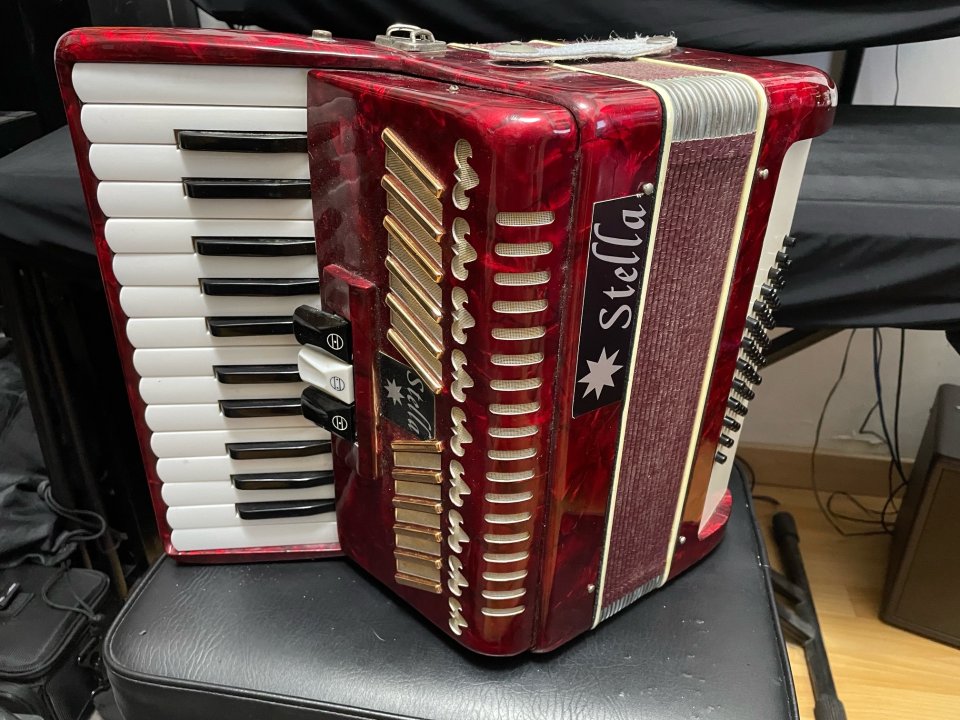 Acordeón Stella 48 bajos de segunda mano · Foto 3 de 7 · Cádiz · 260 €