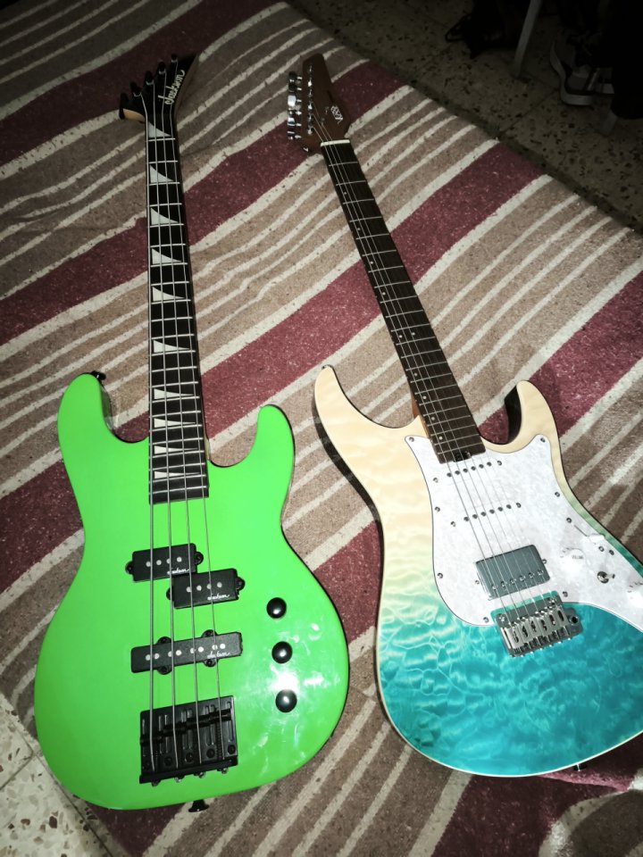Guitarra donner 550.y bajo jackson escala corta de segunda mano · Foto 1 de 6 · Barcelona