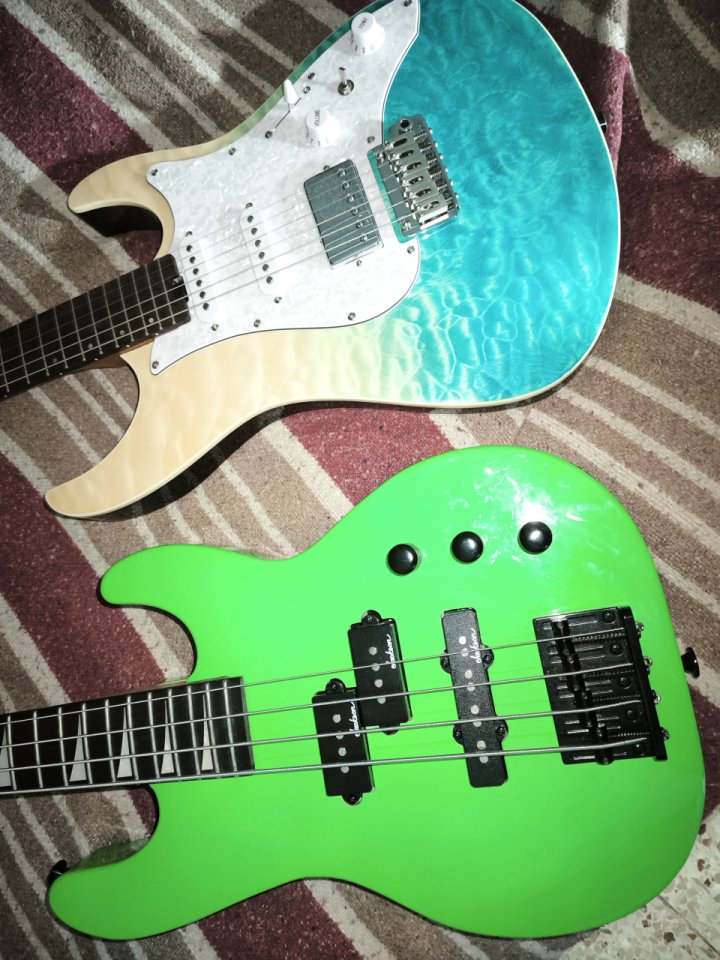 Guitarra donner 550.y bajo jackson escala corta de segunda mano · Foto 2 de 6 · Barcelona