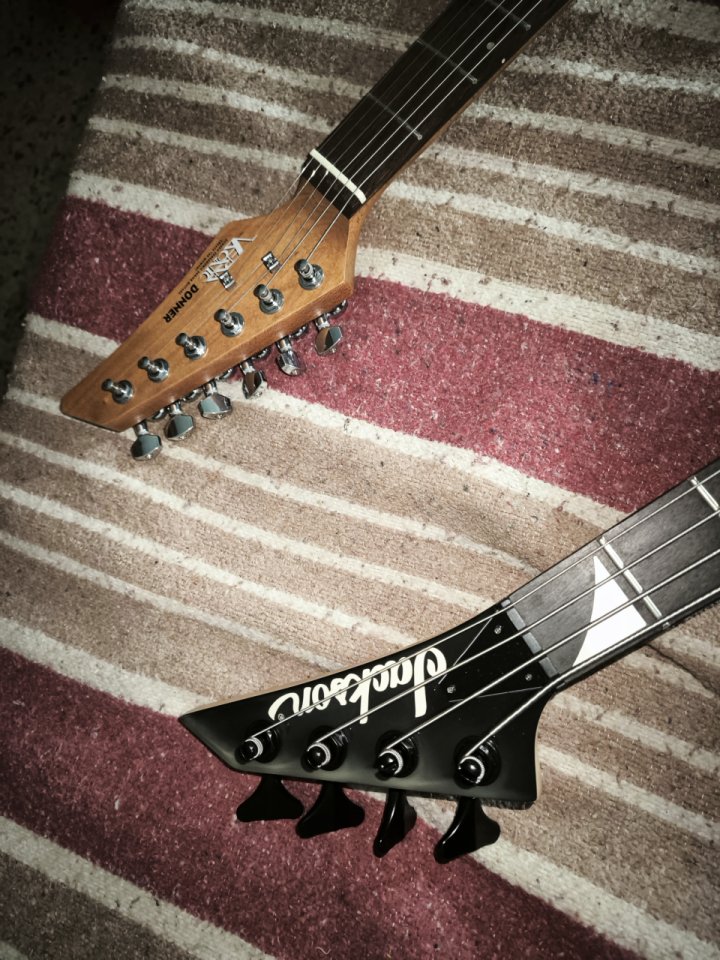 Guitarra donner 550.y bajo jackson escala corta de segunda mano · Foto 3 de 6 · Barcelona