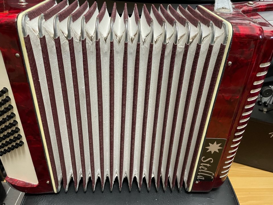 Acordeón Stella 48 bajos de segunda mano · Foto 6 de 7 · Cádiz · 260 €