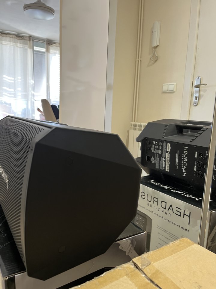 HeadRush FRFR-108 + Trípode Pyle de segunda mano · Foto 4 de 10 · Barcelona · 200 €