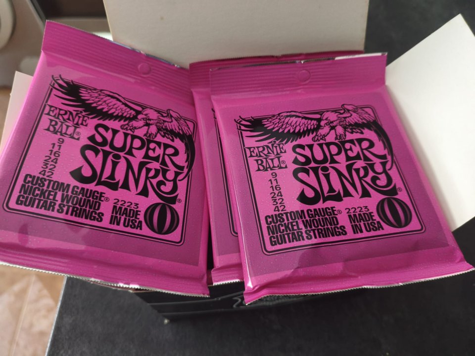 Set 12 juegos de cuerdas Ernie Ball Super Slinky de segunda mano · Foto 1 de 4 · Bizkaia · 55 €
