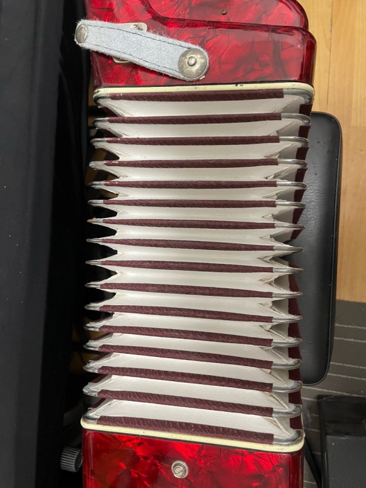 Acordeón Stella 48 bajos de segunda mano · Foto 7 de 7 · Cádiz · 260 €