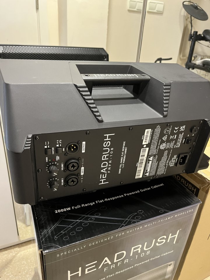HeadRush FRFR-108 + Trípode Pyle de segunda mano · Foto 5 de 10 · Barcelona · 200 €