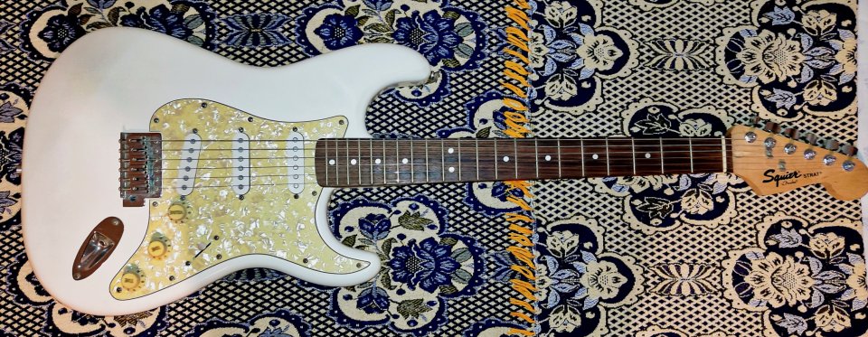 Fender Stratocaster Squier Blanca de segunda mano · Foto 1 de 6 · Barcelona · 160 €