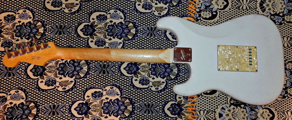Fender Stratocaster Squier Blanca de segunda mano · Foto 2 de 6 · Barcelona · 160 €