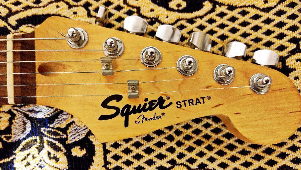 Fender Stratocaster Squier Blanca de segunda mano · Foto 5 de 6 · Barcelona · 160 €