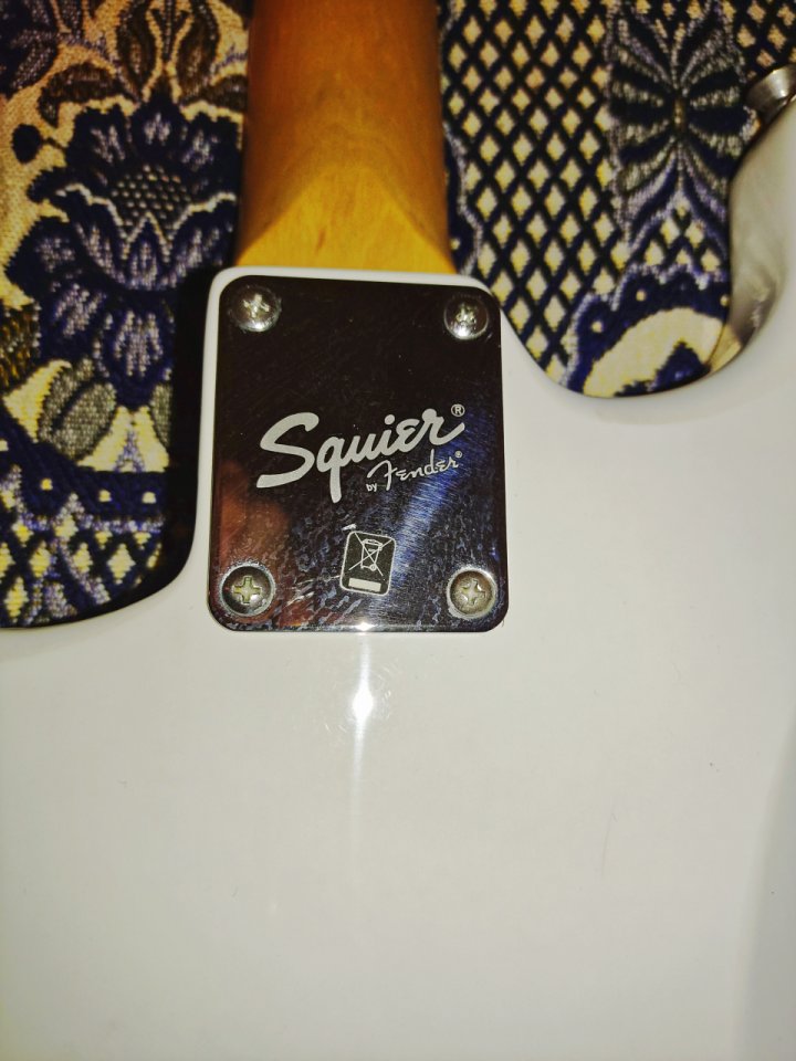 Fender Stratocaster Squier Blanca de segunda mano · Foto 3 de 6 · Barcelona · 160 €