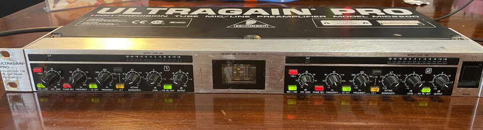 2 x Previo de micrófono - Behringer Ultragain PRO MIC2200