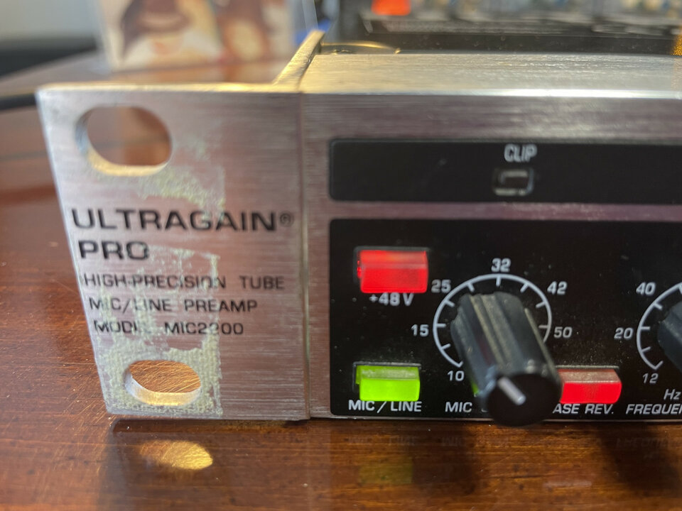 2 x Previo de micrófono - Behringer Ultragain PRO MIC2200 de segunda mano · Foto 2 de 8 · Sevilla · 90 €