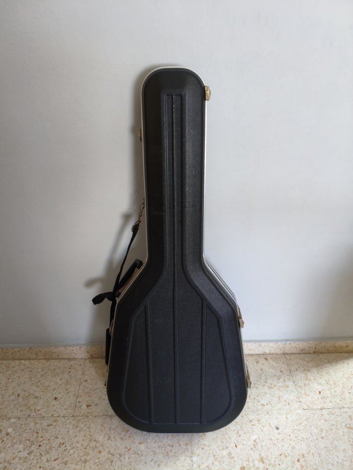 Estuche rígido guitarra eléctrica de segunda mano · Foto 1 de 6 · Sevilla · 50 €