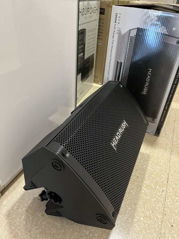 HeadRush FRFR-108 + Trípode Pyle de segunda mano · Foto 6 de 10 · Barcelona · 200 €