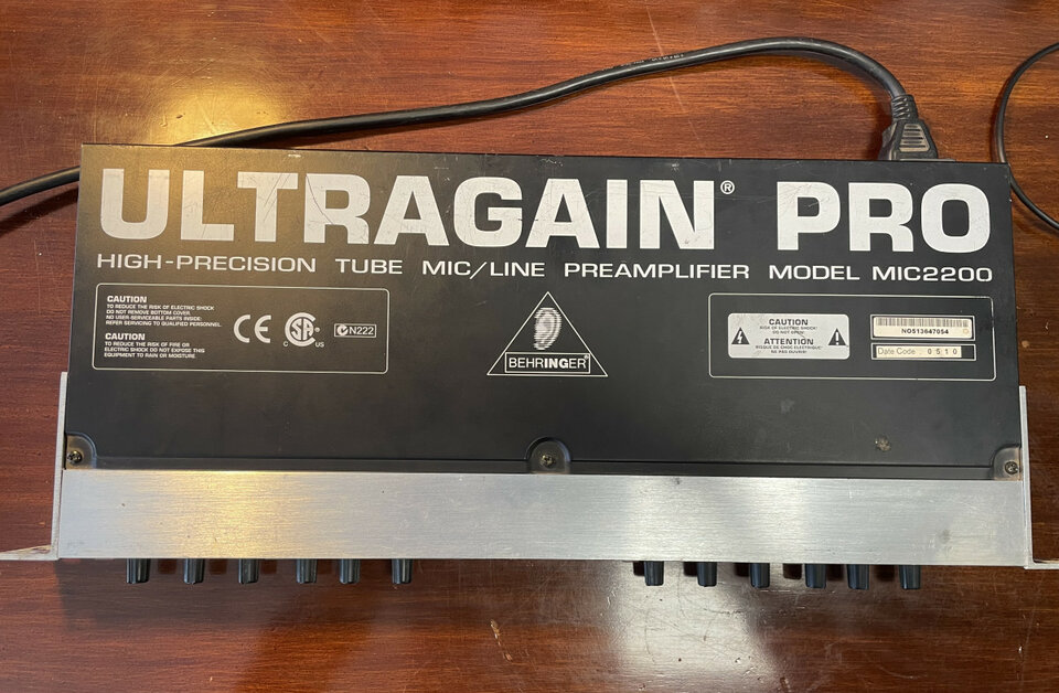 2 x Previo de micrófono - Behringer Ultragain PRO MIC2200 de segunda mano · Foto 4 de 8 · Sevilla · 90 €