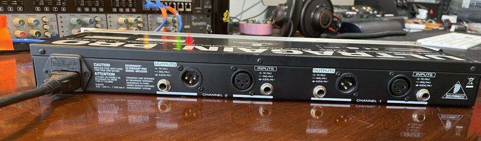 2 x Previo de micrófono - Behringer Ultragain PRO MIC2200 de segunda mano · Foto 5 de 8 · Sevilla · 90 €