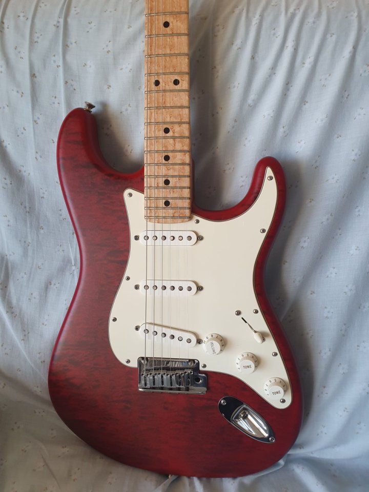 Fender Custom Shop Deluxe Stratocaster QMT 2014 Candy Red Maple de segunda mano · Foto 2 de 10 · Valencia · 3500 €