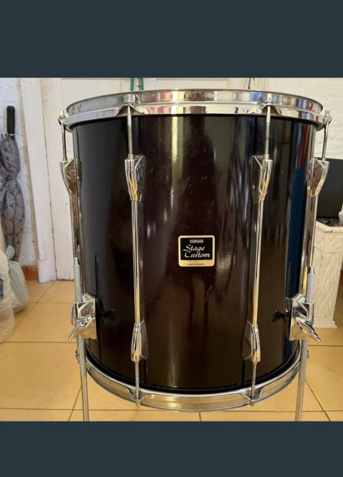 Tom base de 16x16 Yamaha Stage Custom negro lacado