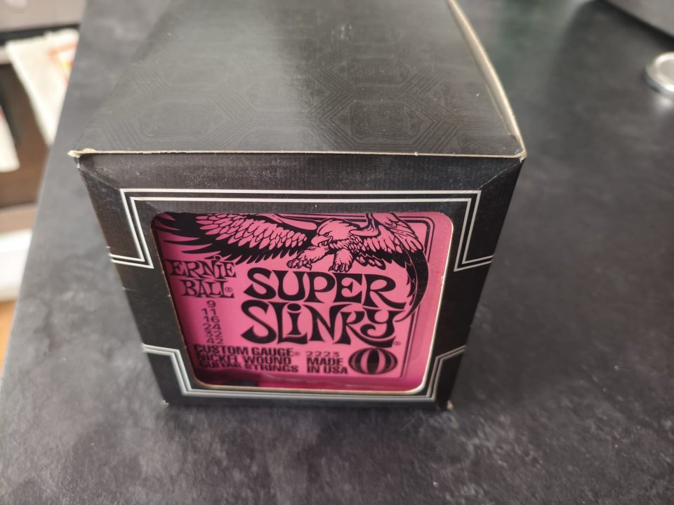 Set 12 juegos de cuerdas Ernie Ball Super Slinky de segunda mano · Foto 4 de 4 · Bizkaia · 55 €