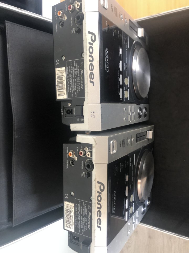 VENDO 2 reproductores de CD pioneer CDJ 200