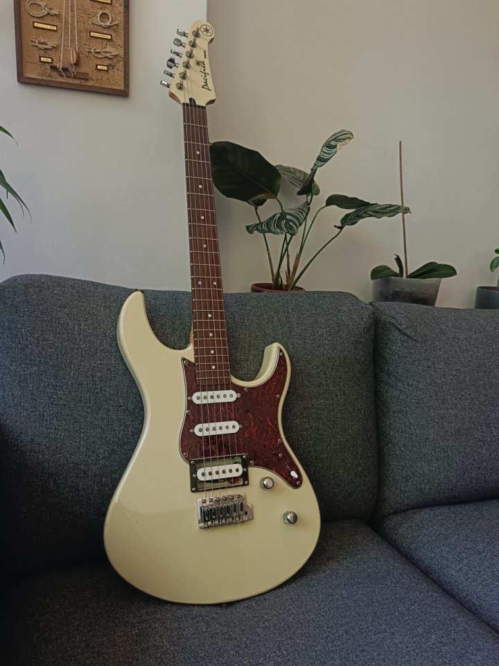 Yamaha Pacifica 112V mejorada de segunda mano · Foto 1 de 6 · Madrid · 299 €