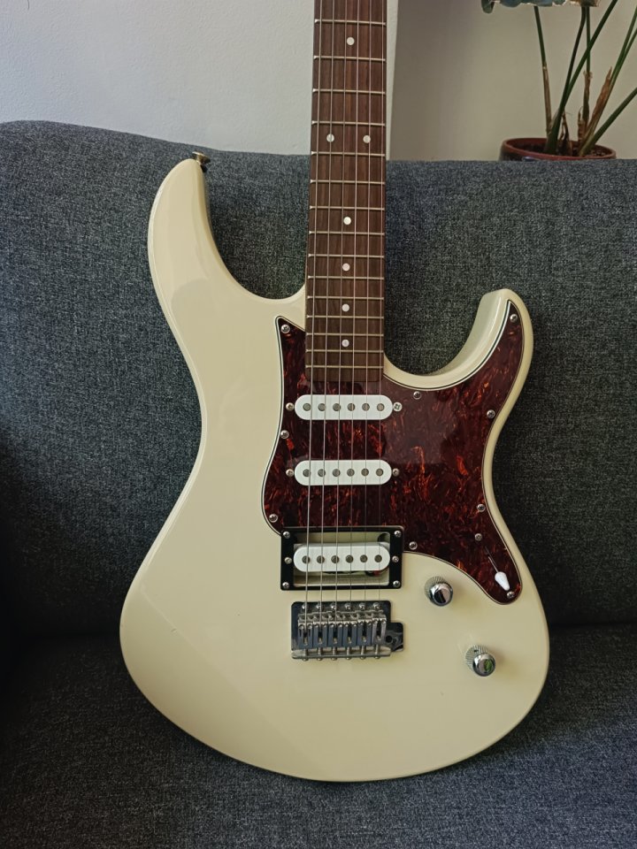 Yamaha Pacifica 112V mejorada de segunda mano · Foto 2 de 6 · Madrid · 299 €