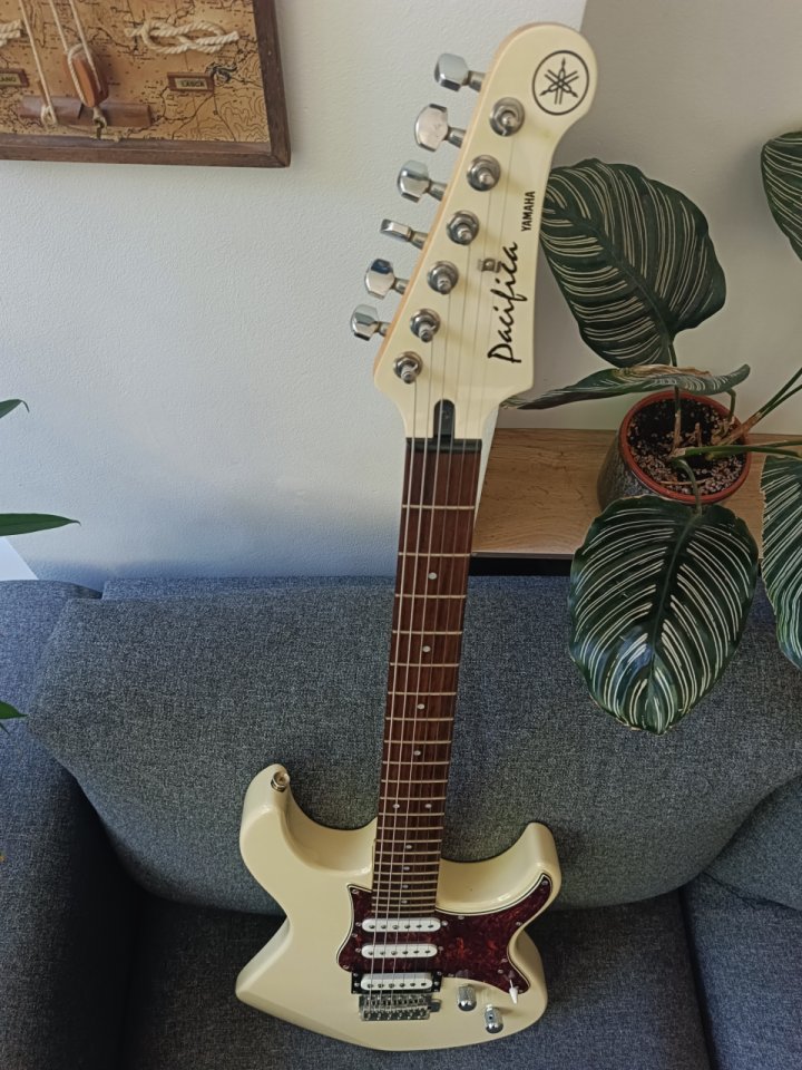 Yamaha Pacifica 112V mejorada de segunda mano · Foto 3 de 6 · Madrid · 299 €