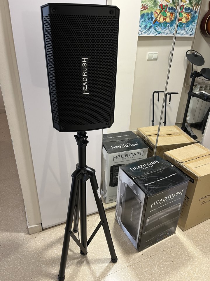 HeadRush FRFR-108 + Trípode Pyle de segunda mano · Foto 8 de 10 · Barcelona · 200 €
