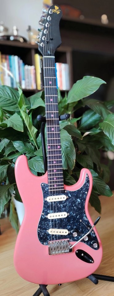 Guitarra ELg estilo Stratocaster de segunda mano · Foto 1 de 7 · Madrid · 190 €
