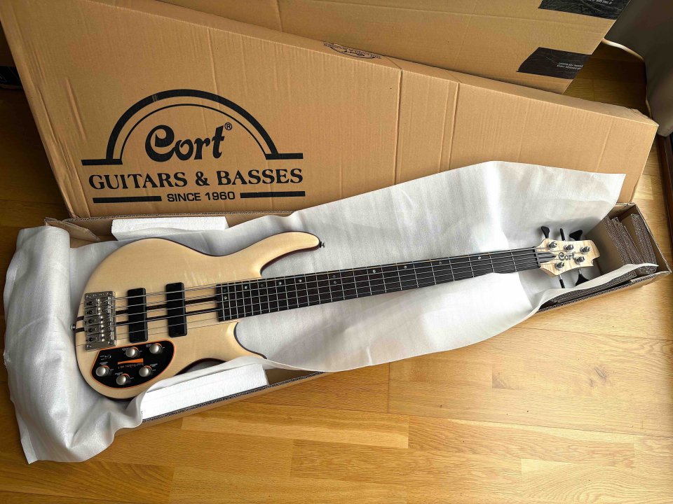 Bajo Cort A5 Plus FMMH OPN de segunda mano · Foto 2 de 7 · Toledo · 625 €