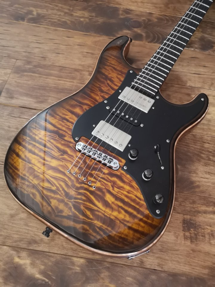 Guitarra Warmoth Seleccion Premium con pastillas Kinman. Luthier TMM de segunda mano · Foto 1 de 9 · Madrid · 1800 €