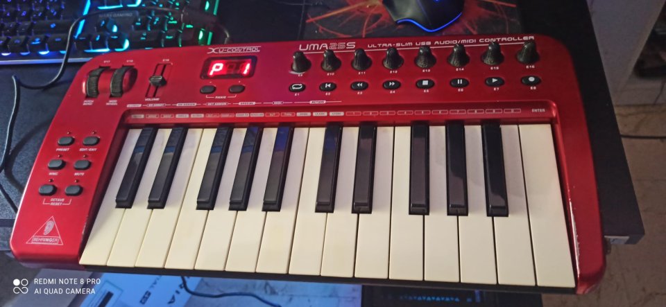 Controlador midi Behringer UMA25S