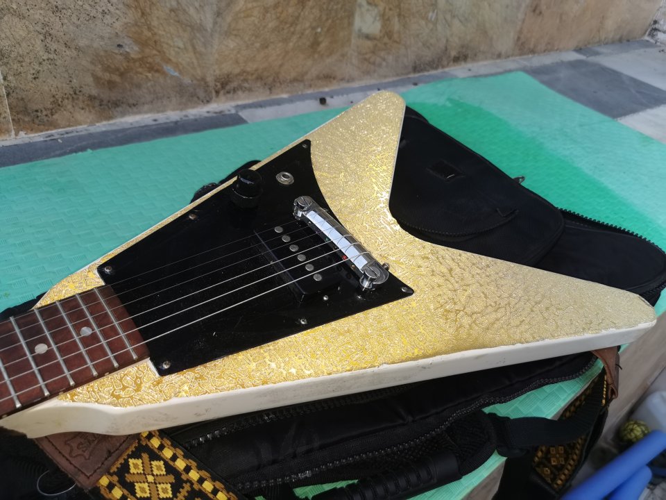 3 guitarras listos. Para gozar, fender Gibson.