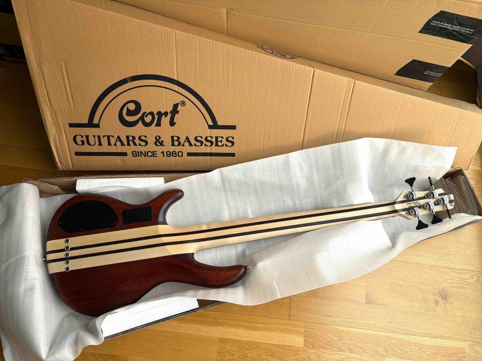 Bajo Cort A5 Plus FMMH OPN de segunda mano · Foto 3 de 7 · Toledo · 625 €