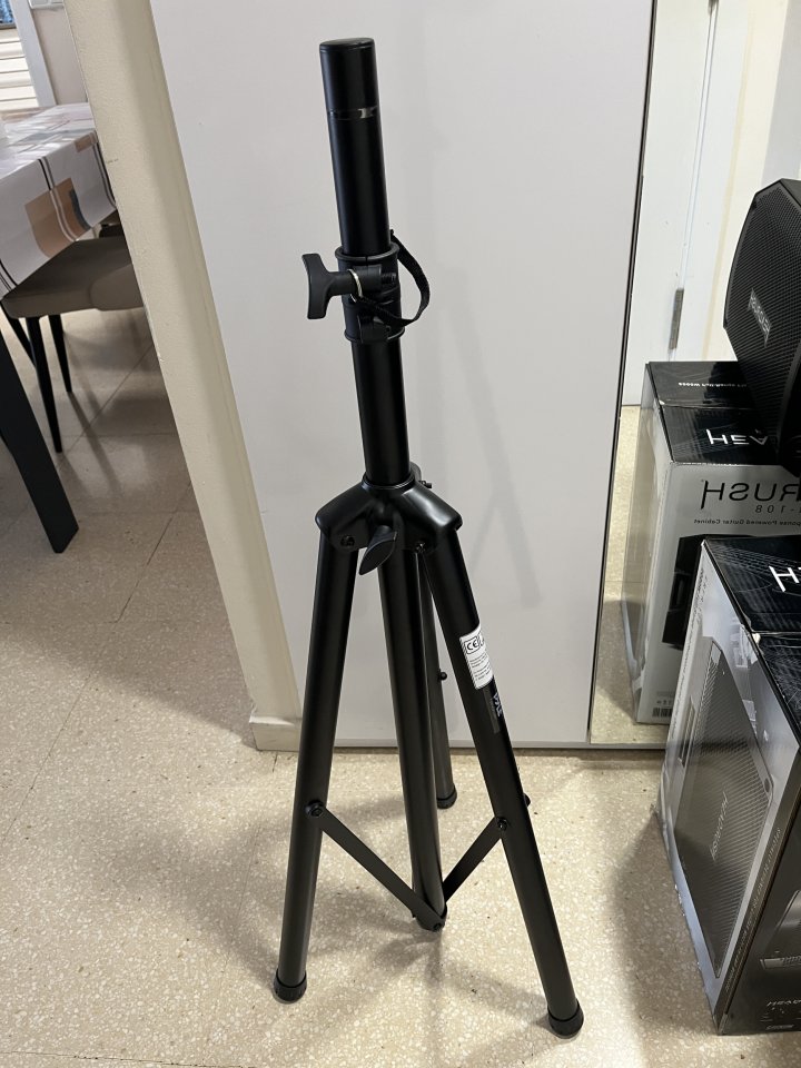 HeadRush FRFR-108 + Trípode Pyle de segunda mano · Foto 9 de 10 · Barcelona · 200 €