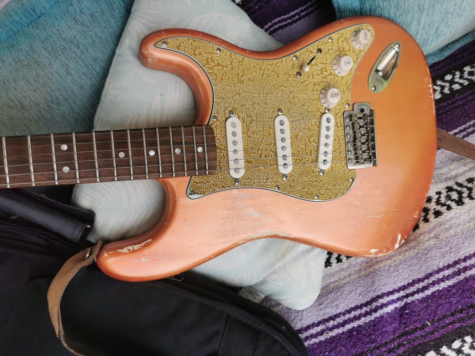 3 guitarras listos. Para gozar, fender Gibson.