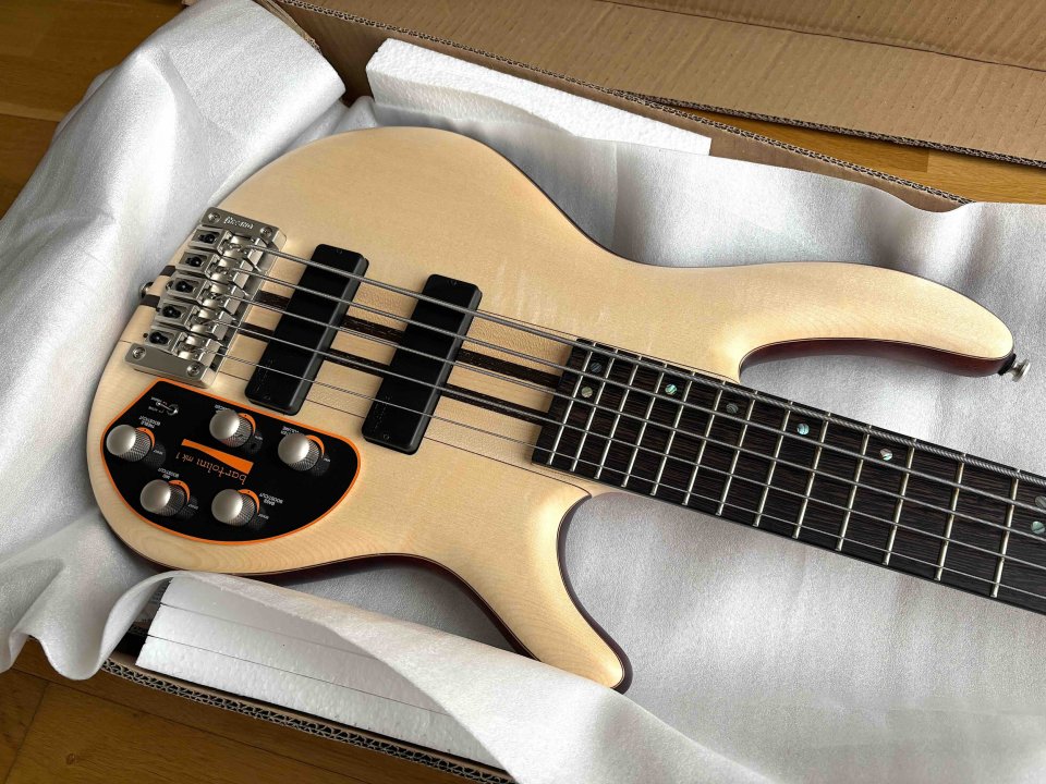 Bajo Cort A5 Plus FMMH OPN de segunda mano · Foto 4 de 7 · Toledo · 625 €