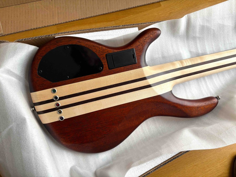 Bajo Cort A5 Plus FMMH OPN de segunda mano · Foto 5 de 7 · Toledo · 625 €