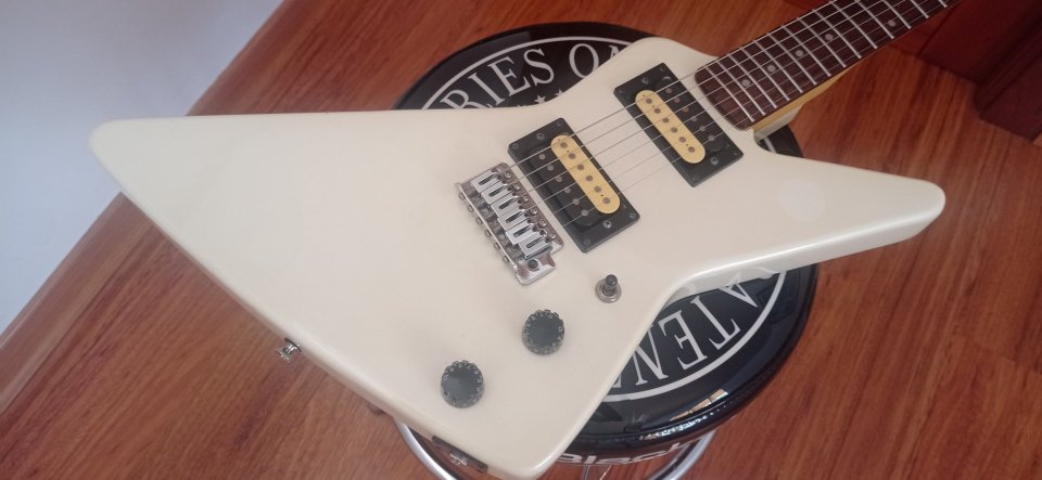 Guitarra eléctrica Epiphone Explorer Small Body Corea 93 de segunda mano · Foto 1 de 10 · Cuenca · 700 €