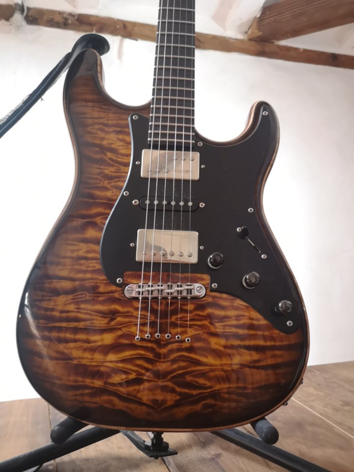 Guitarra Warmoth Seleccion Premium con pastillas Kinman. Luthier TMM de segunda mano · Foto 5 de 9 · Madrid · 1800 €