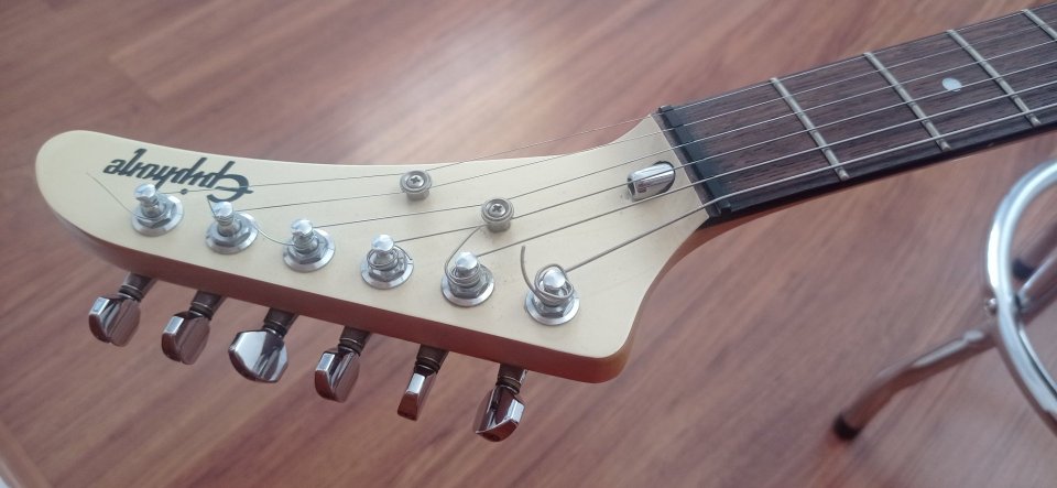 Guitarra eléctrica Epiphone Explorer Small Body Corea 93 de segunda mano · Foto 3 de 10 · Cuenca · 700 €