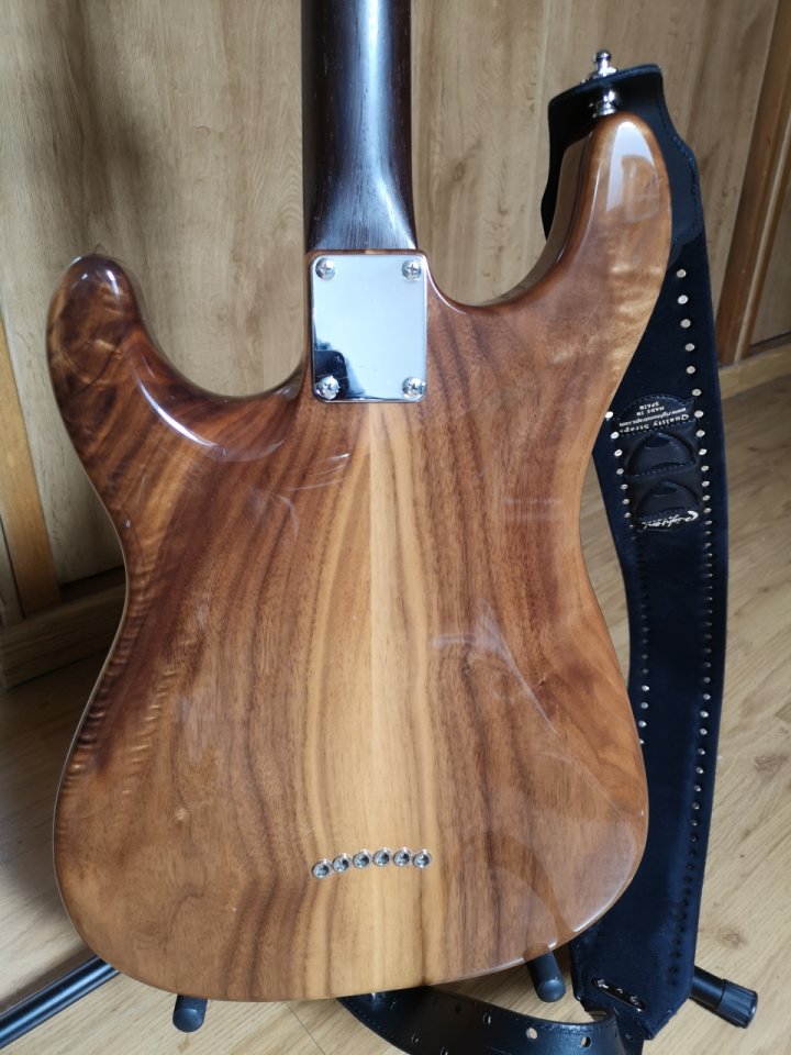Guitarra Warmoth Seleccion Premium con pastillas Kinman. Luthier TMM de segunda mano · Foto 8 de 9 · Madrid · 1800 €
