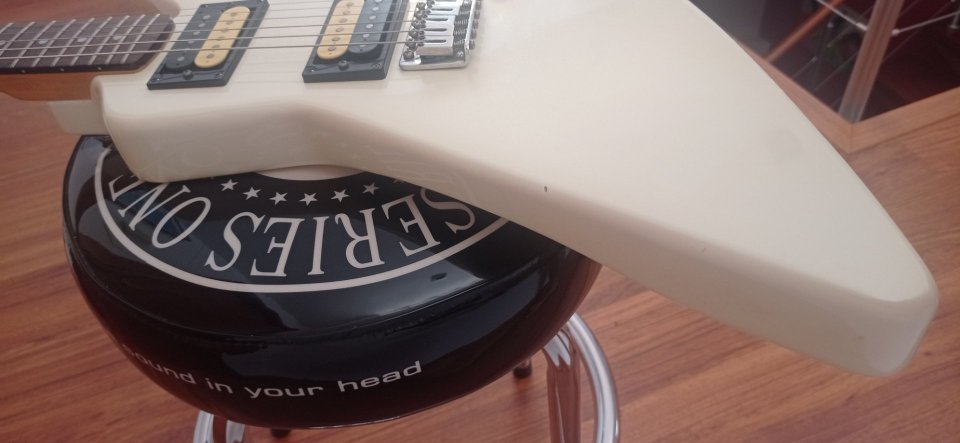 Guitarra eléctrica Epiphone Explorer Small Body Corea 93 de segunda mano · Foto 4 de 10 · Cuenca · 700 €