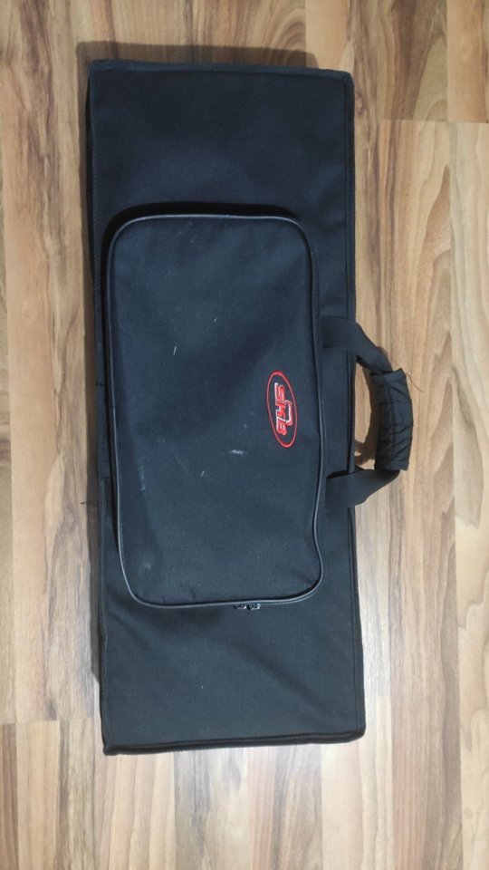 Behringer FCB 1010 con chip UNO y maleta SKB