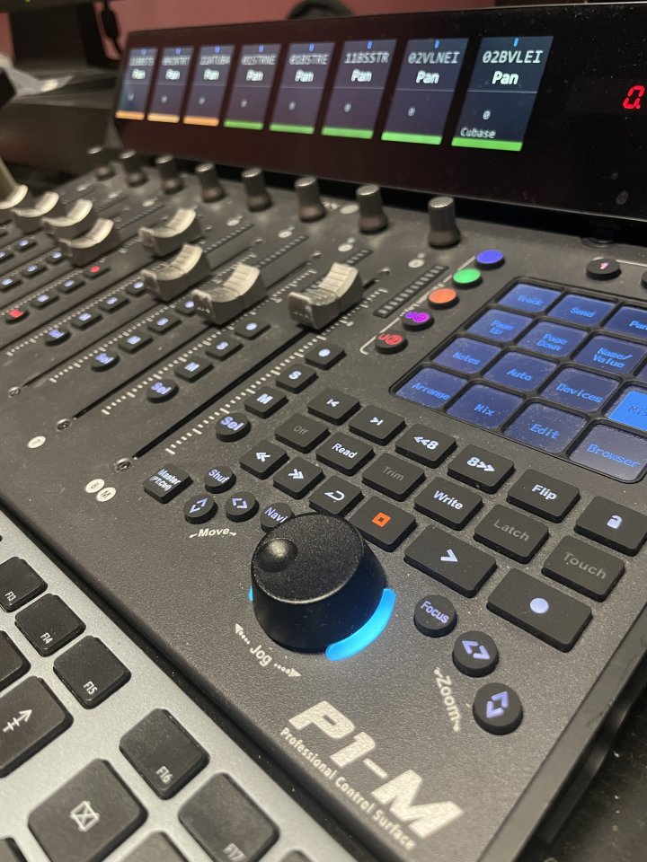 ICON P1-M con pantalla D-4T – Fader motorizado profesional (nivel Avid / SSL)