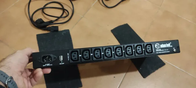 Adam Hall PCL 10 - Condicionador de Corriente