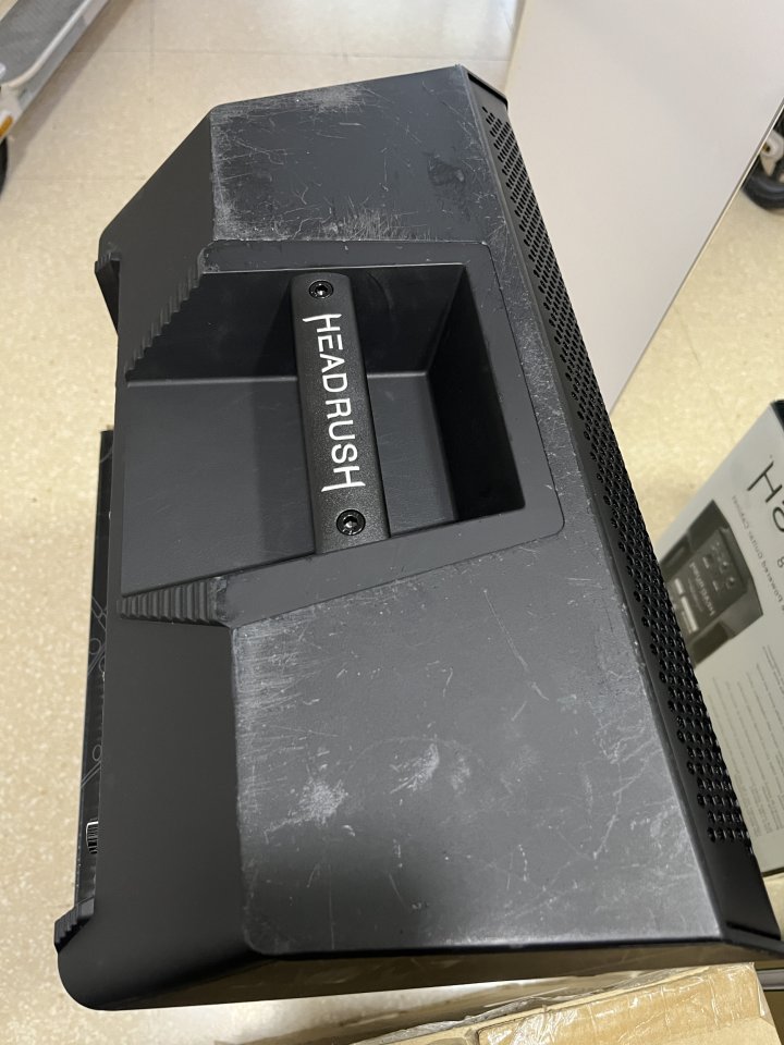 HeadRush FRFR-108 + Trípode Pyle de segunda mano · Foto 10 de 10 · Barcelona · 200 €