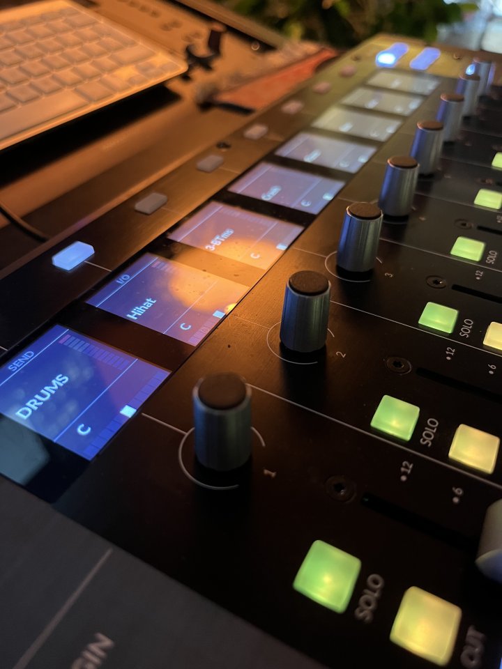 Control faders SSL UF8